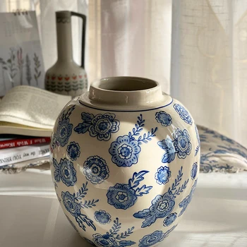 Французская сельская пасторальная бело-голубая фарфоровая ваза с керамическими украшениями ручной росписи